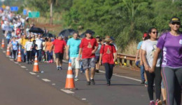 Romeiros enfrentam forte calor para Vila São Pedro