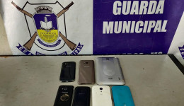 Adolescente é apreendido com 6 celulares furtados