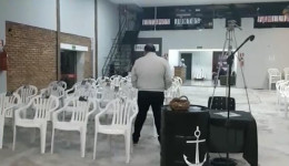 Igreja evangélica põe fotos de fiéis durante culto