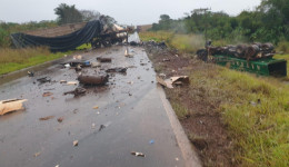 Acidente envolvendo carretas deixa 2 mortos na fronteira