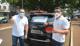 Alan Guedes realiza ‘adesivaço’ na praça Antônio João