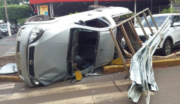 Carro capota na Avenida Weimar Gonçalves Torres 