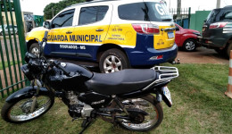 Jovem é preso pela Guarda Municipal com motocicleta furtada.