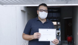 Alan Guedes recebe diploma de prefeito eleito em casa