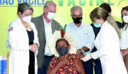 Médico e mulheres de 83 e 92 anos são os primeiros vacinados