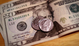 Dólar cai pelo terceiro dia seguido e aproxima-se de R$ 5,60