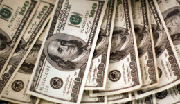 Dólar cai mais de 1% e volta a ficar abaixo de R$ 5,30