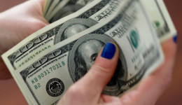 Dólar interrompe sequência de quedas e fecha estável