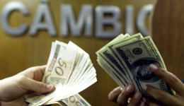 Dólar tem pequena queda e fecha a R$ 5,26