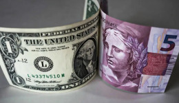 Dólar tem baixa e fecha no patamar dos R$ 5,00