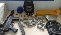 Jovens são detidos pela Getam com submetralhadora, droga e munições