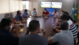 Alan Guedes sanciona lei para buscar recursos internacionais  