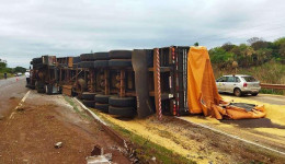 Carreta tomba e farelo de soja se espalha na BR 163