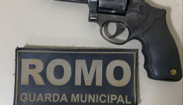 Jovem é preso com revólver em frente a escola