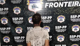 Homem invade residência, tenta arrombar portas e acaba preso