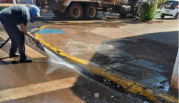 Prefeitura realiza limpeza de bueiros e faz alerta