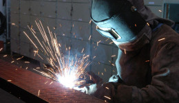 Produção industrial recua 2,4% em janeiro