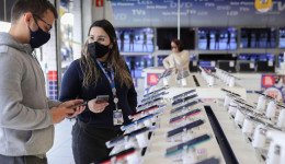 Confiança do consumidor cai 3,1 pontos em maio, diz FGV