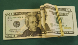Dólar sobe para R$ 5,18 e fecha no maior valor em quatro meses