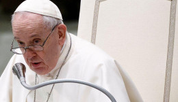 Papa Francisco critica 
