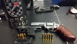 Homens são presos com armas e porção de cocaína na fronteira