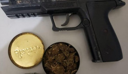 Jovens são detidos com simulacro de arma de fogo e droga