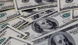 Dólar cai para R$ 5,07 e fecha no menor nível em dois meses