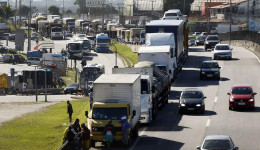 Caminhoneiros e taxistas recebem auxílio nesta terça