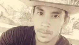 Jovem na contramão morre ao bater moto em caminhão com porcos