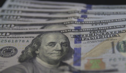 Dólar cai para R$ 5,16 com prévia da inflação no Brasil