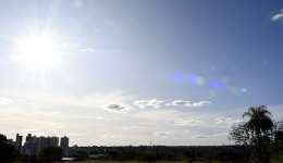 Terça-feira com ar abafado, sol e chuvas de verão no MS