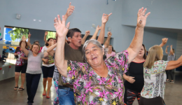 Idosos e indígenas representam Dourados no desfile do Carnaval de Corumbá