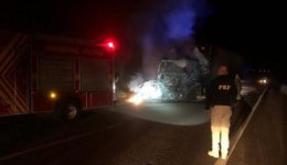 Homem morre após bater fusca de frente com carreta na BR-163