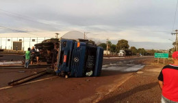Carreta tomba e combustível se espalha na BR-163