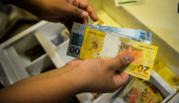 Endividamento atinge 76,6% das famílias brasileiras, mostra CNC