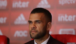 Daniel Alves é condenado a 4 anos e meio por agressão sexual