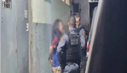 Mulher morde PMs ao ser detida por agressão a casal.