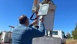 Alan Guedes assina autorização para instalar LED em Dourados