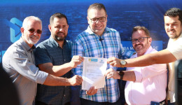 Alan Guedes autoriza obras de asfalto em ruas do Altos do Indaiá
