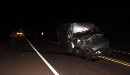 Motorista de van fica ferido após bater em carreta na BR-163
