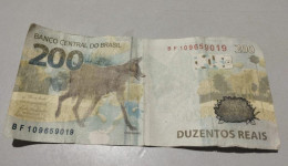 Mulher é presa após repassar nota falsa de R$ 200 em farmácia