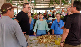 Alan e Tereza Cristina visitam a Feira Livre de Dourados