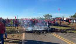 Militantes do MST ateiam fogo e fecham rodovias em MS