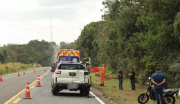 Motociclista morre após bater na traseira de FIAT Toro