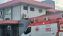 Mulher morre após perder controle de moto e bater em árvore