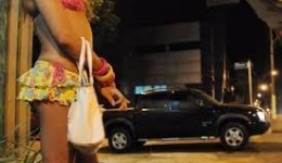 Estilo Ronaldo: cliente confunde travesti com garota e perde moto, dinheiro e celular em motel