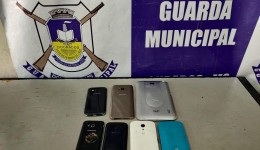 Adolescente é apreendido com 6 celulares furtados
