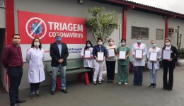 Câmara Dourados - Sergio Nogueira presta homenagem a enfermeiros que estão na linha de frente do combate à Covid-19O 