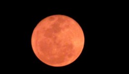 Lua vermelha chama atenção no céu de MS, mas o motivo não é bonito