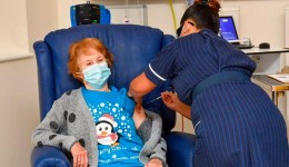 Idosa de 90 anos é a primeira a ser vacinada contra Covid-19 no Reino Unido